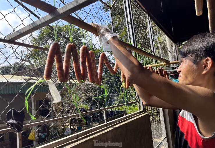 Hiện cơ sở của gia đình chị Bảo đang sản xuất đến giữa tháng 12 âm lịch sẽ đóng hàng gửi đi các tỉnh cho khách. Còn đối với khách trong huyện và tỉnh, chị sẽ nhận làm đến 29 Tết.