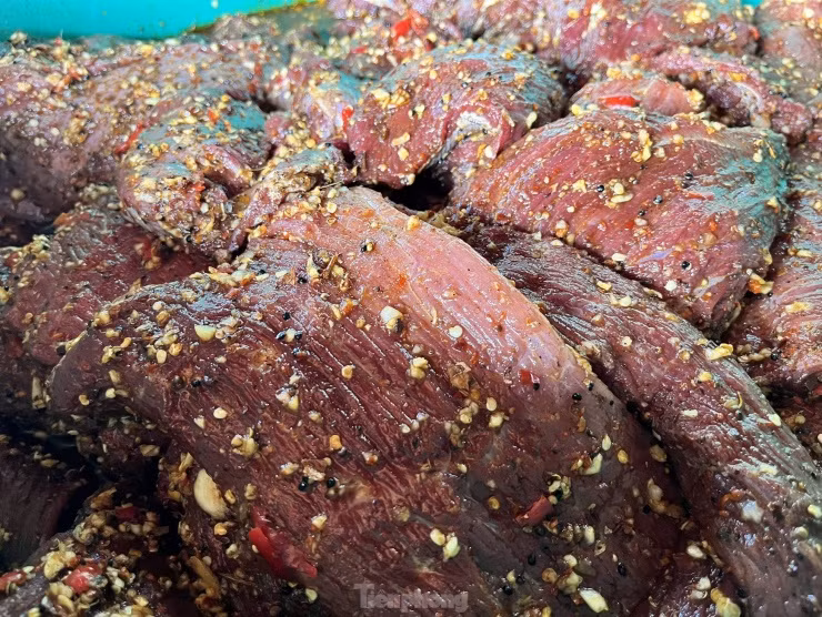 Chị Nhuận cho hay, để làm được món trâu, bò gác bếp ngon thì phải chọn thịt từ bò bản địa. Thịt chọn làm phải là thịt mông, nguyên khối nạc, dọc thớ. Thịt càng tươi thì khi chín, màu thịt vẫn còn đỏ tươi, thơm ngon. Thịt sau khi mua về được rửa sạch, lọc gân, mỡ rồi cắt thành từng khúc dài khoảng 20-25cm.