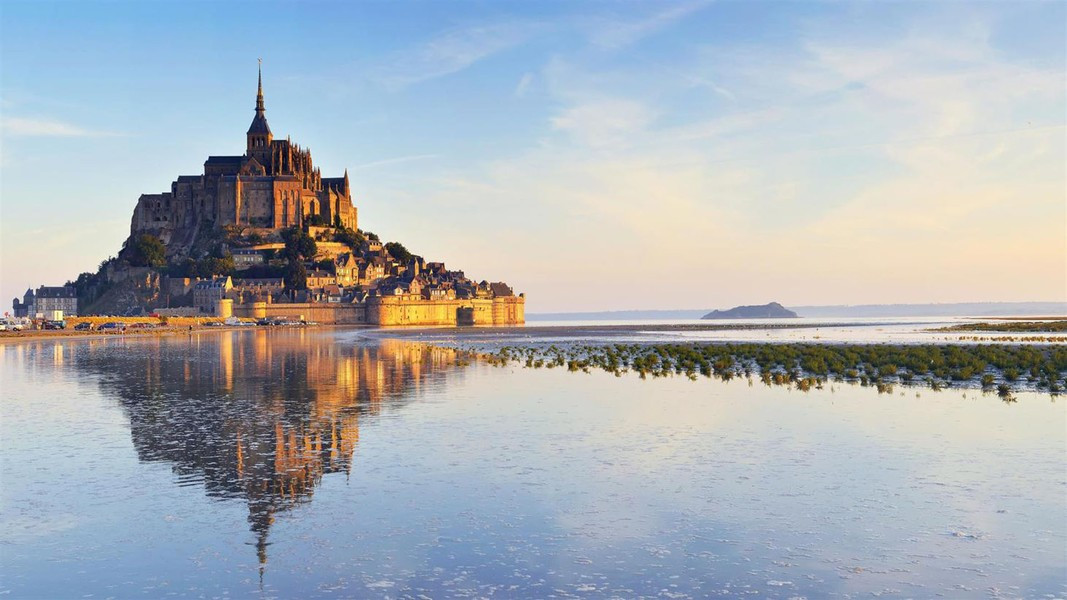 Ở đây, thủy triều cũng thay đổi rất nhanh, chỉ trong vài tiếng đồng hồ và cao đến gần 13 m. Theo National Geographic.