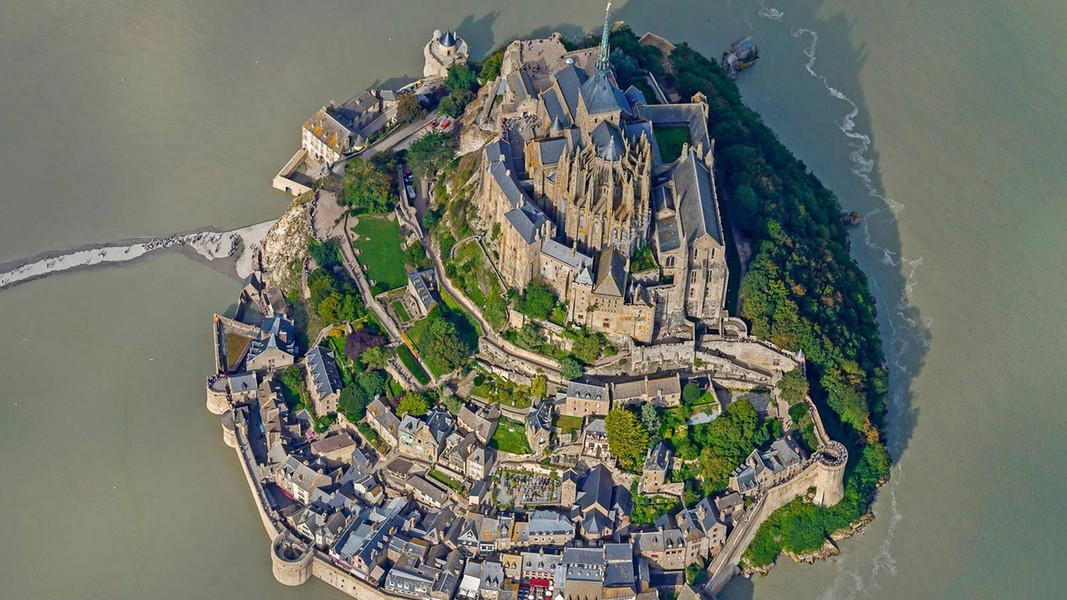 Và sau đó, một đập ngăn nước hiện đại đã được xây dựng lên vào năm 2009 để ngăn nước biển gây ngập lụt hòn đảo và cũng giúp du khách có thể tham quan đảo bất kỳ lúc nào. Theo National Geographic.