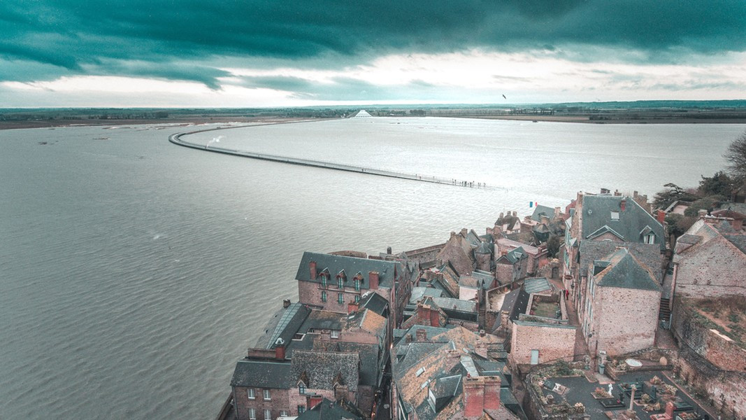 Mont Saint-Michel mang phong cách kiến trúc Gothic, có lúc là tu viện, có lúc là lâu đài và cũng là pháo đài bất khả xâm phạm. Theo National Geographic.
