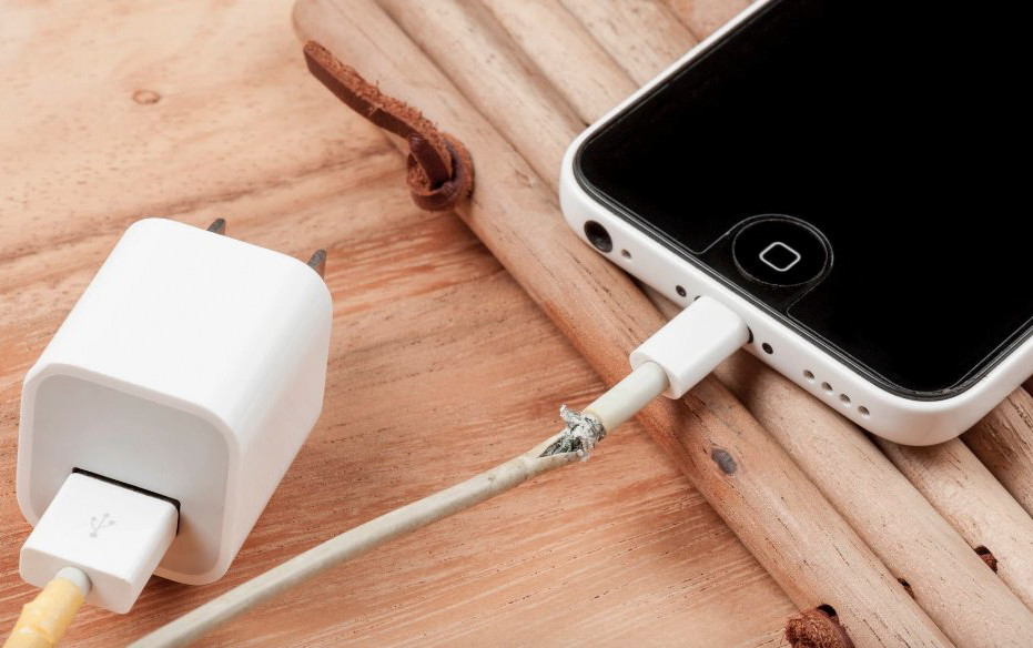 Tuyet doi khong sac iPhone theo cach nay vi rat de gay chay no-Hinh-3