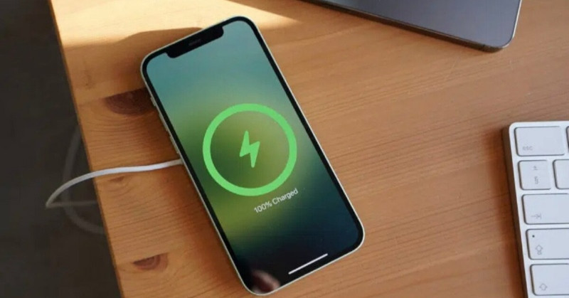 Tuyet doi khong sac iPhone theo cach nay vi rat de gay chay no-Hinh-2