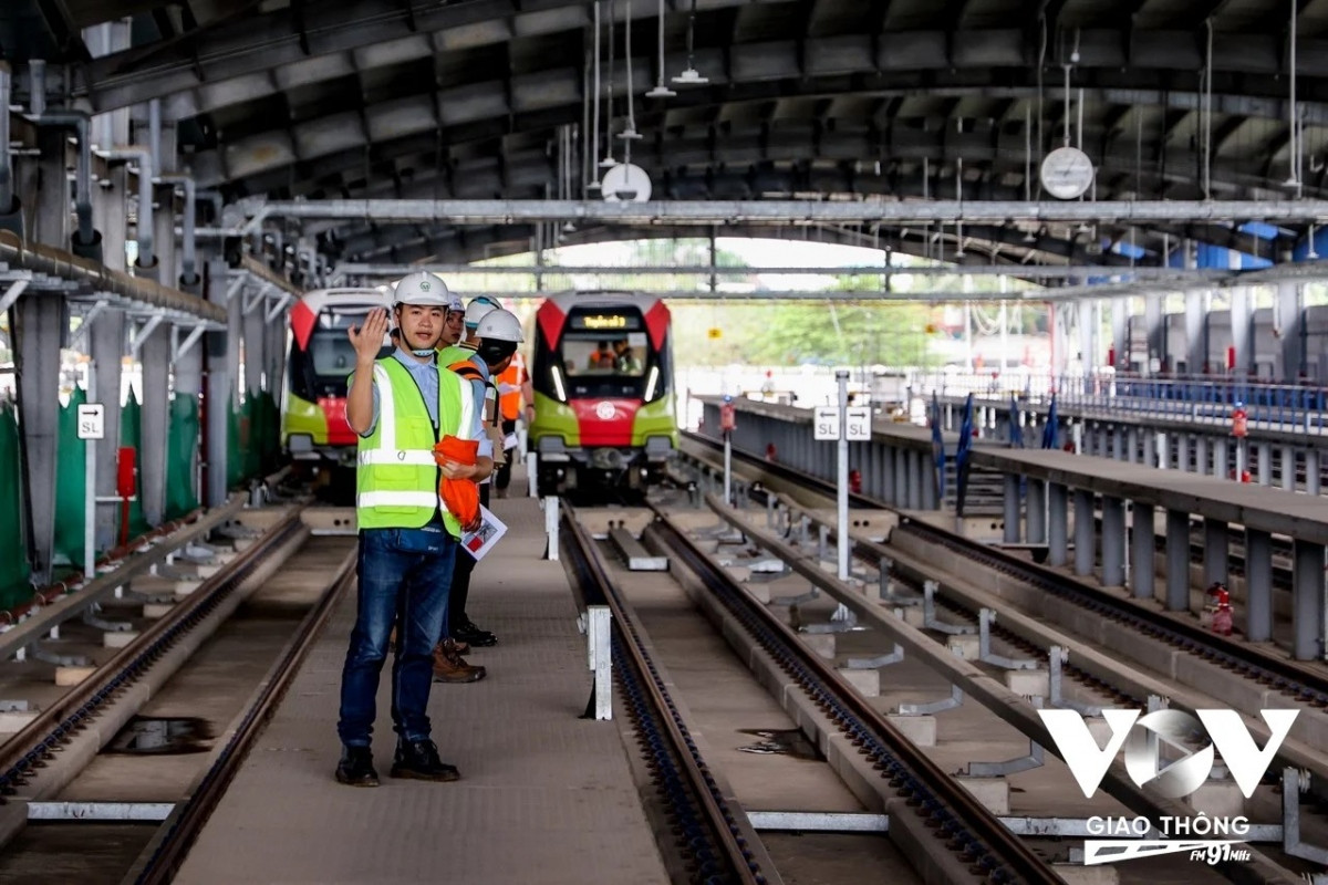 Các lái tàu của Công ty Hanoi Metro được tập trung để gấp rút đào tạo vận hành tàu dưới sự hướng dẫn của Tư vấn Systra.