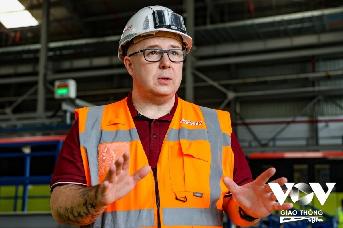 Ông Benoit Picout, chuyên gia đào tạo lái tàu của Systra, khoá đào tạo gồm 8 đợt tập huấn với hàng nghìn giờ lái tàu. Công nghệ và thiết bị trên tàu điện Nhổn - Ga Hà Nội có nhiều điểm khác biệt với tàu điện Cát Linh - Hà Đông. Do đó, với những lái tàu đã từng vận hành tuyến Cát Linh vẫn phải được đào tạo kỹ khi sang tuyến Nhổn – Ga Hà Nội.