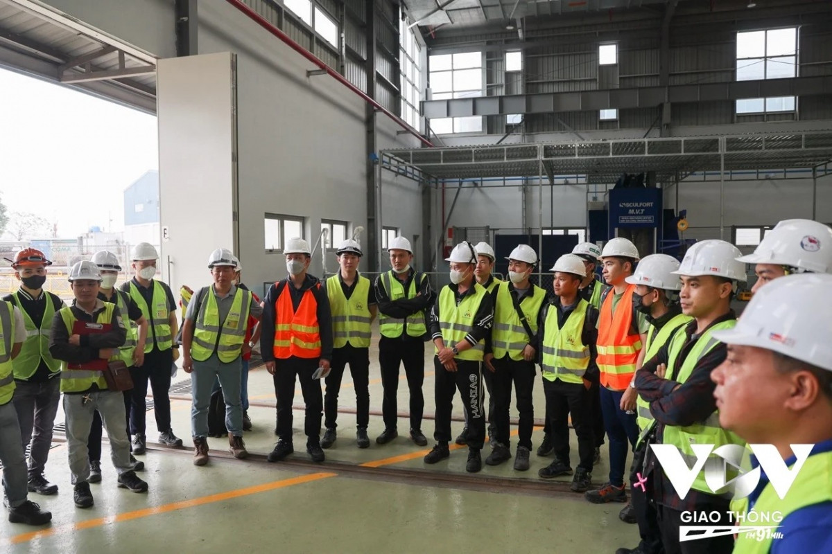 Các lái tàu đã trải qua 7 đợt tập huấn và lần này là đợt cuối cùng, kéo dài 15 ngày. Các học viên sẽ lái 3.000 km trên tuyến trước khi được cấp chứng chỉ.