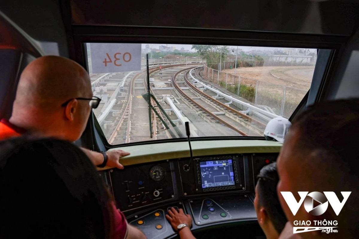 Mọi thao tác của lái tàu đều được giám sát chặt chẽ của các chuyên gia.