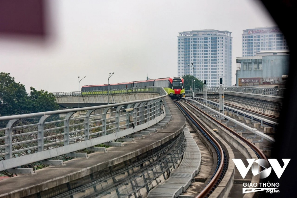 Đối với loại hình đường sắt đô thị, đội ngũ nhân sự lái tàu có vai trò quan trọng, đảm bảo vận chuyển hàng nghìn hành khách trong điều kiện an toàn, đúng giờ và thoải mái nhất. Tổng số nhân sự tham gia đào tạo lái tàu của dự án là 50 người. Trong đó vị trí lái tàu là 38 người, vị trí lái thử tàu, dồn tàu là 12 người. Khóa đào tạo thực tế RAMP-UP lần 2 sẽ được thực hiện từ 8 giờ - 16 giờ thứ 2 đến thứ 6, ngay sau khi khóa đào tạo đầu tiên kết thúc và sẽ kéo dài đến khi bắt đầu giai đoạn vận hành thử. Công tác vận hành thử là bước cuối cùng trong 8 bước thử nghiệm và căn chỉnh hệ thống trước khi đưa dự án vào vận hành.