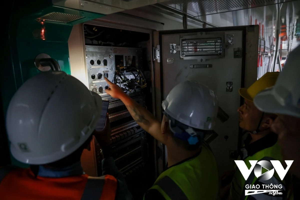 Trước khi đưa tàu lên tuyến, các lái tàu phải kiểm tra kỹ các chức năng an toàn trên tàu, bao gồm hệ thống camera, cảm biến vật cản ở cửa, hệ thống chống ngủ gật... Đây là những công nghệ mới chưa có trên Cát Linh - Hà Đông. Trong hình, các kỹ thuật viên đang kiểm tra hệ thống điện trước khi tàu lăn bánh.