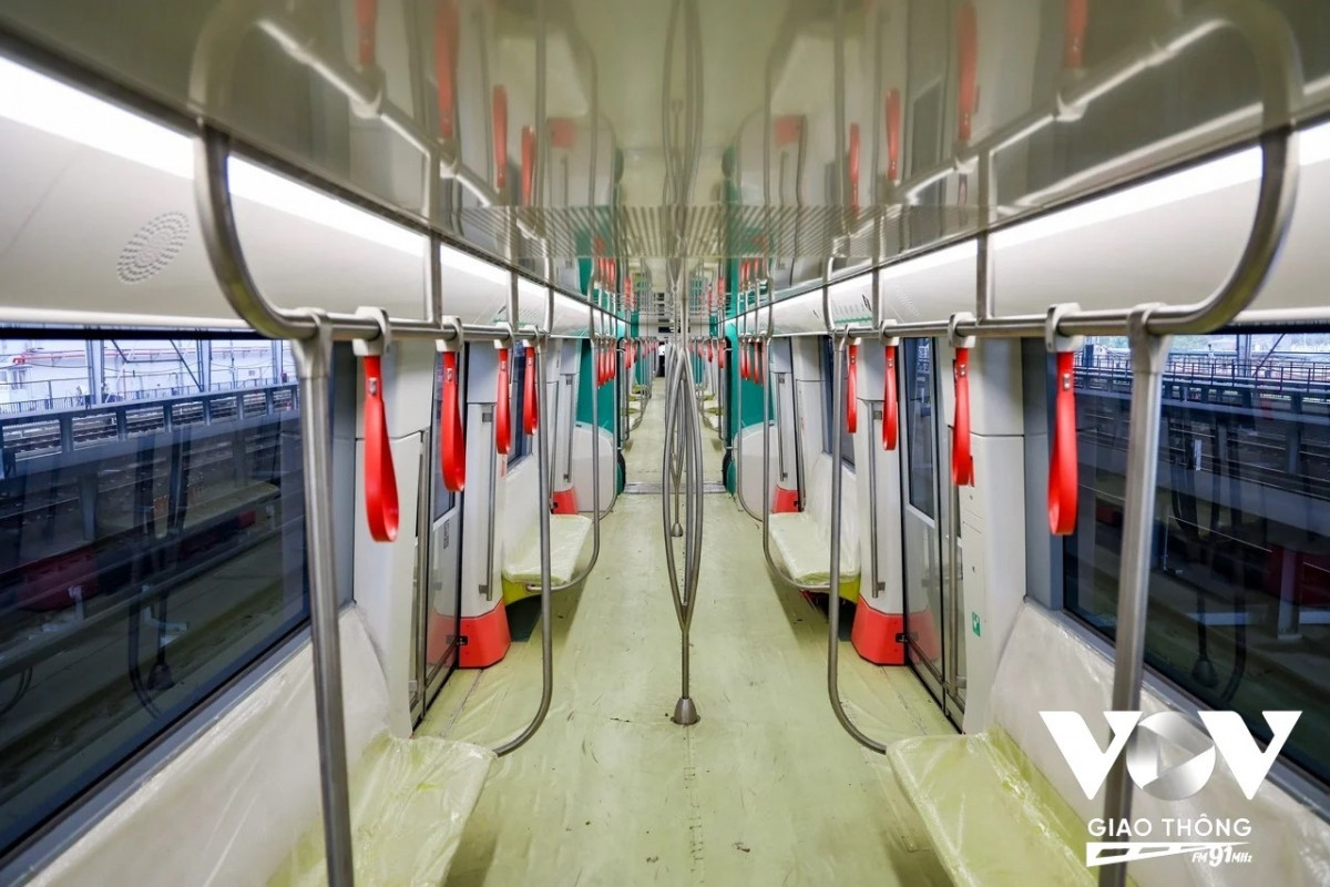 Bên trong tàu Metro Nhổn – Ga Hà Nội.