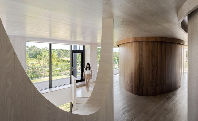 Căn nhà lấy tông be, nâu của gỗ làm chủ đạo, mang đến cảm giác thoải mái và ấm cúng. Một góc nhỏ trong căn bếp mở là nơi trưng bày các bộ sưu tập âm nhạc - nghệ thuật và cũng là góc ưa thích của gia chủ.