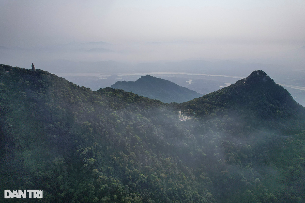 Ảnh chụp 2 đỉnh cao nhất của Núi Ba Vì: Bên trái là đỉnh Vua cao 1.296m; bên phải là đỉnh Tản Viên cao 1.227m.