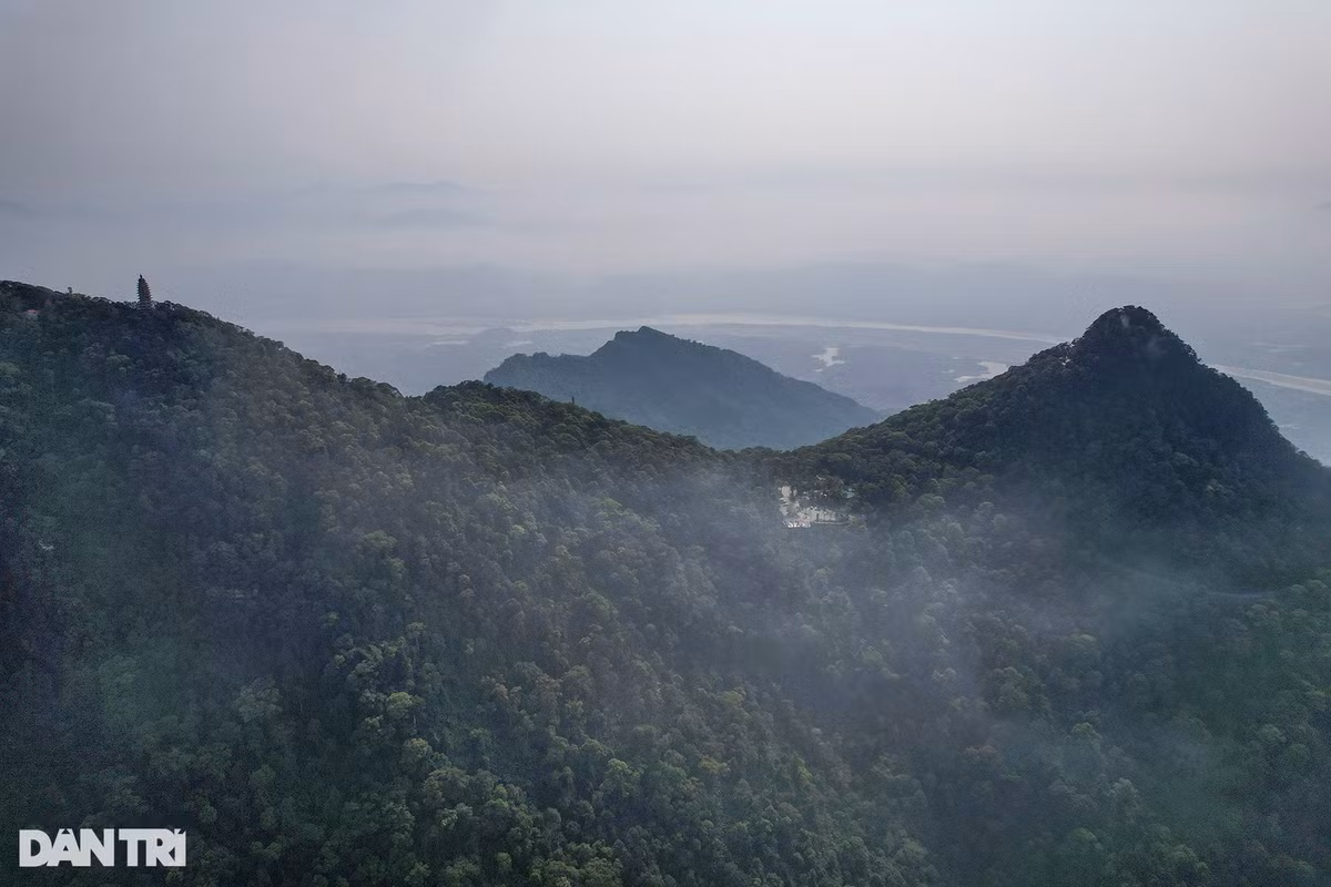 Ảnh chụp 2 đỉnh cao nhất của Núi Ba Vì: Bên trái là đỉnh Vua cao 1.296m; bên phải là đỉnh Tản Viên cao 1.227m.