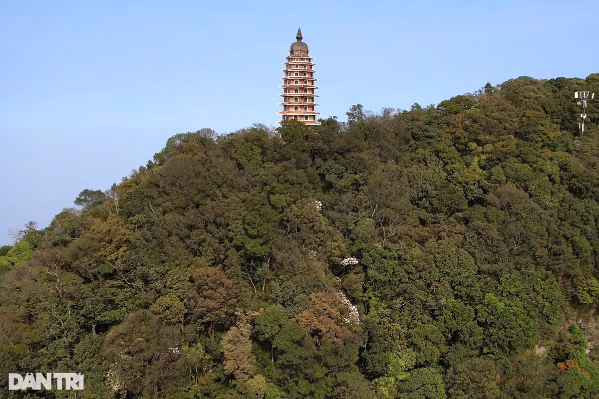 Thời gian có nắng ở Ba Vì kéo dài trong ngày ở sườn Tây, không gay gắt vào mùa hè. Mùa đông điển hình bởi thời tiết á nhiệt đới gió mùa ẩm. Ảnh chụp đỉnh Vua và tháp Báo Thiên rõ ràng khi vừa có một đám mây bay qua.