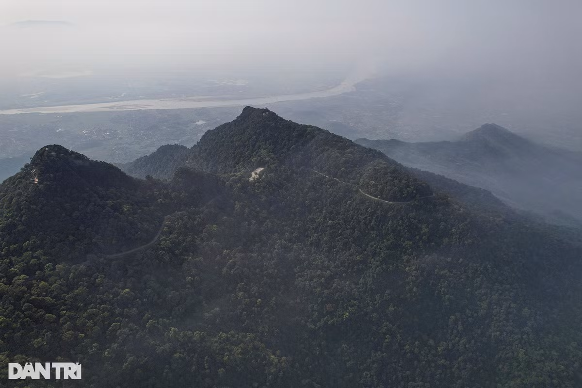 Từ núi Ba Vì nhìn xuống sông Đà rất hiếm khi thấy rõ vì thường có mây mù bao phủ.