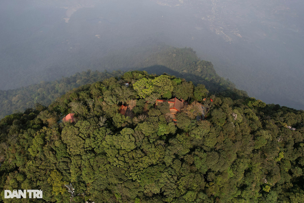 Ảnh chụp toàn cảnh đền thờ Bác Hồ tọa lạc trên đỉnh Vua của núi Ba Vì.