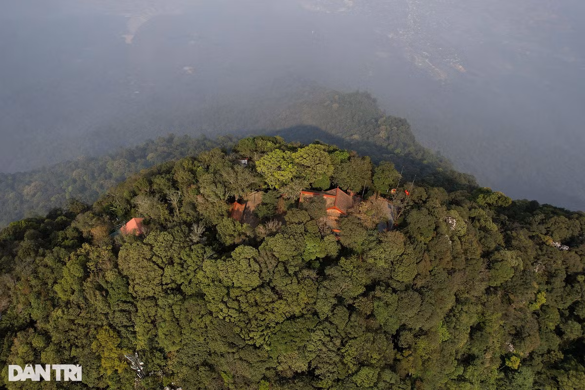 Ảnh chụp toàn cảnh đền thờ Bác Hồ tọa lạc trên đỉnh Vua của núi Ba Vì.