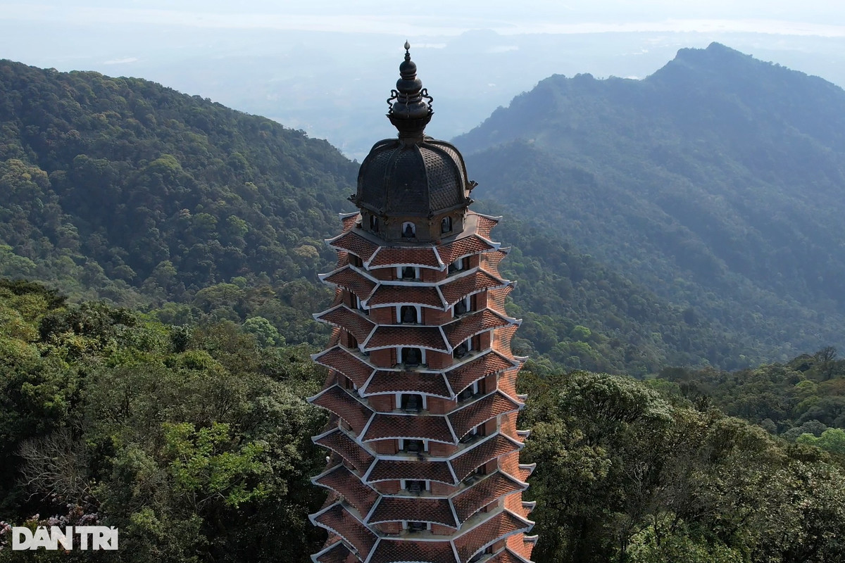 Tại đỉnh Vua (đỉnh cao nhất) xây dựng tòa Báo Thiên Bảo Tháp năm 2010 với 13 tầng, cao 26,9m, thiết kế theo 4 phương, 8 hướng, cửa chính quay về hướng Nam.