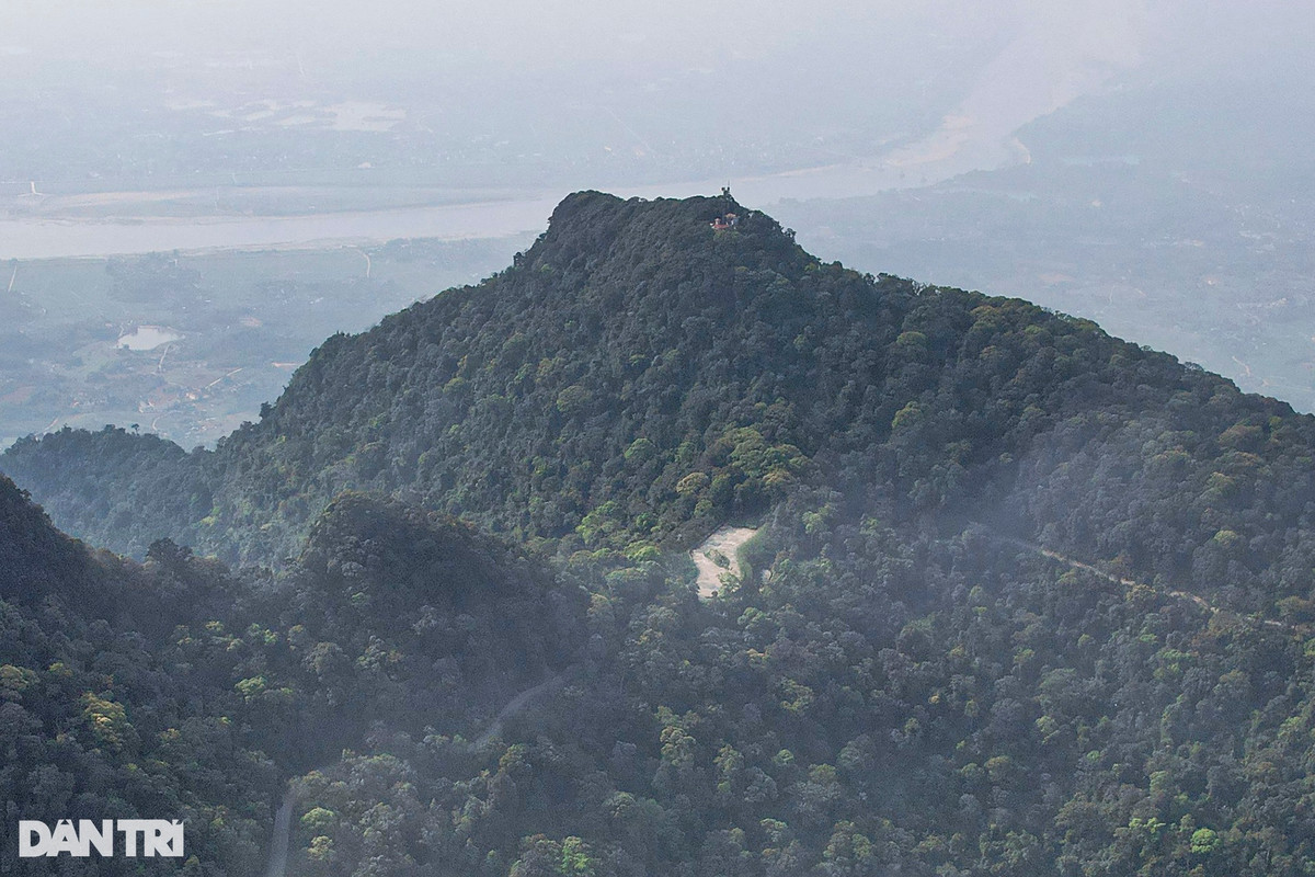 Đỉnh Ngọc Hoa cao 1.131m, cao thứ 3 trong dãy núi Ba Vì.