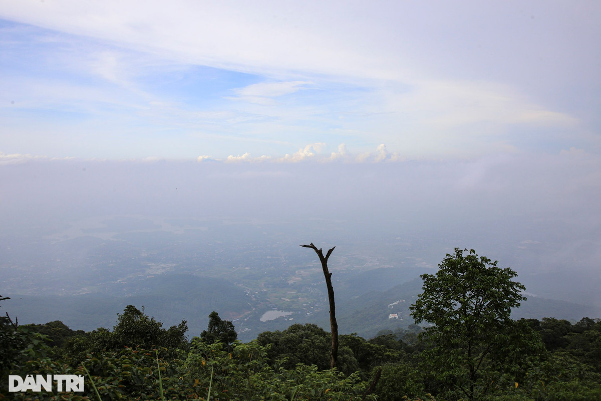 Núi Ba Vì trong lành mát mẻ, nhiệt độ giảm dần theo độ cao. Ở độ cao 500-700m nhiệt độ trung bình năm khoảng 19-20 độ C. Lên đến độ cao 900-1.000m, nhiệt độ trung bình năm giảm còn 18 độ C.