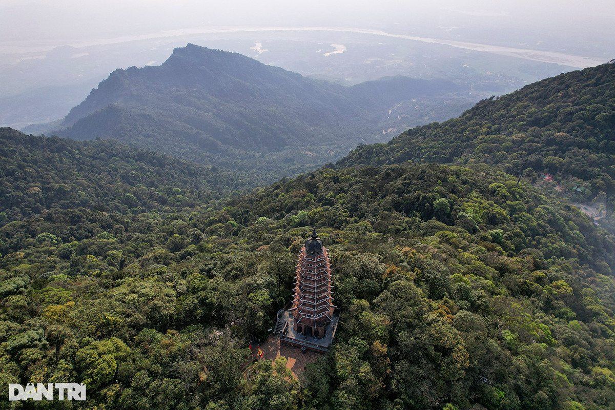 Vườn quốc gia Ba Vì được có tổng diện tích 9.702,41 ha, thuộc địa giới hành chính của 15 xã thuộc 3 huyện của TP Hà Nội và 2 huyện, thành phố của tỉnh Hòa Bình. Trong ảnh là tầm nhìn từ đỉnh cao nhất xuống dòng sông Đà.