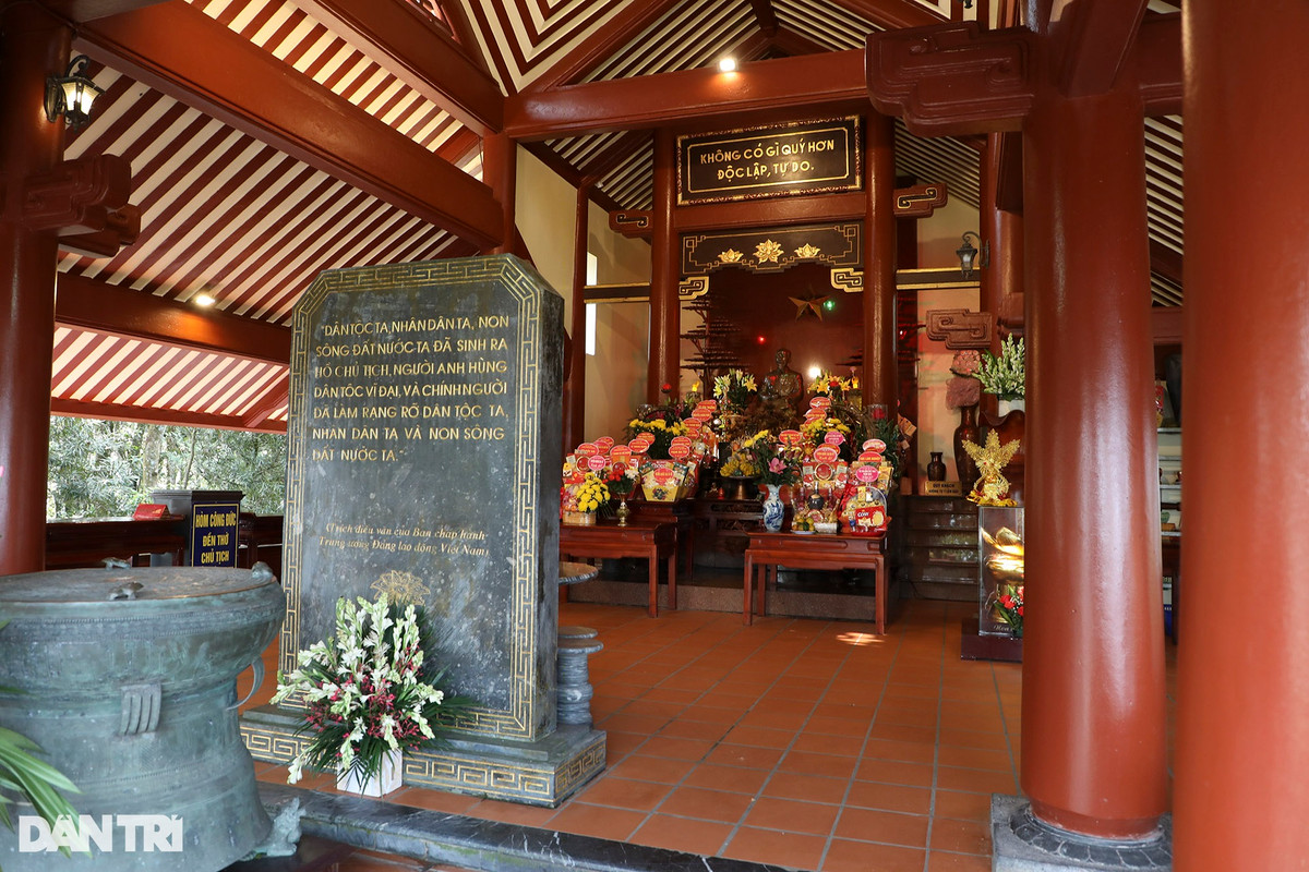  Đền thờ Chủ tịch Hồ Chí Minh tọa lạc trên đỉnh Vua, theo hướng chính Nam. Bên trong đặt tượng Bác được đúc bằng đồng đỏ nguyên chất theo tỉ lệ 1:1, mô phỏng theo bức ảnh chụp của nhiếp ảnh gia Đinh Đăng Định, với tư thế Bác ngồi một tay cầm tờ báo nhân dân, một tay cầm cặp kính.