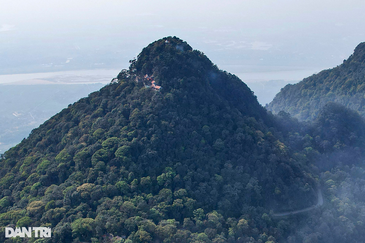 Đỉnh Tản Viên cao 1.227m (đỉnh cao thứ hai), nằm dưới một mái núi thắt cổ bồng, là núi Tản Viên. Đền Thượng nằm trên đỉnh Tản Viên còn gọi là Chính cung thần điện, là nơi thờ Đức Thánh Tản Viên Sơn.