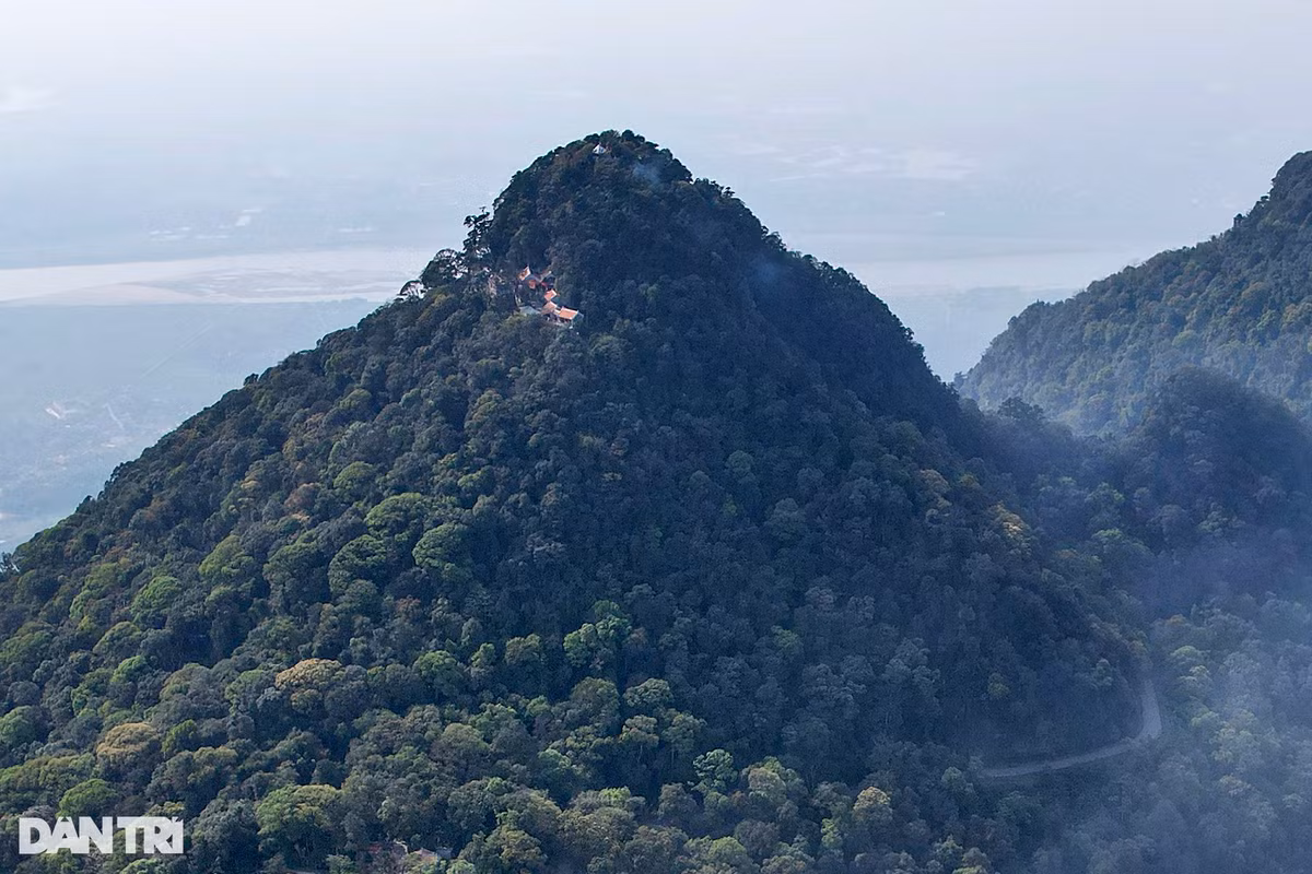 Đỉnh Tản Viên cao 1.227m (đỉnh cao thứ hai), nằm dưới một mái núi thắt cổ bồng, là núi Tản Viên. Đền Thượng nằm trên đỉnh Tản Viên còn gọi là Chính cung thần điện, là nơi thờ Đức Thánh Tản Viên Sơn.