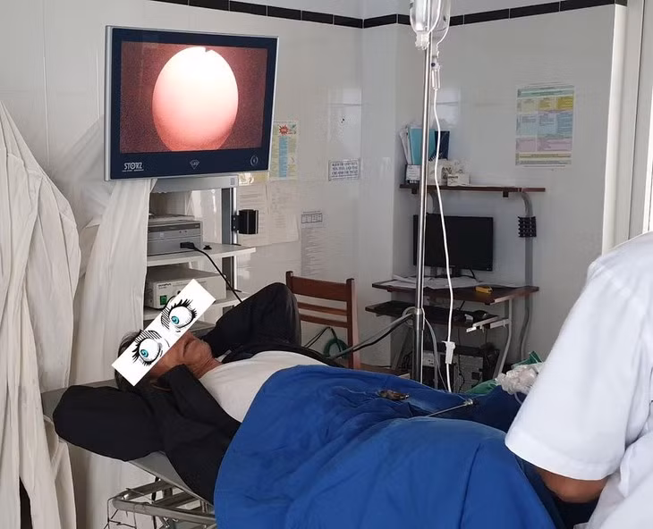 Lay canh cay kho dai 10cm trong bang quang benh nhan nam