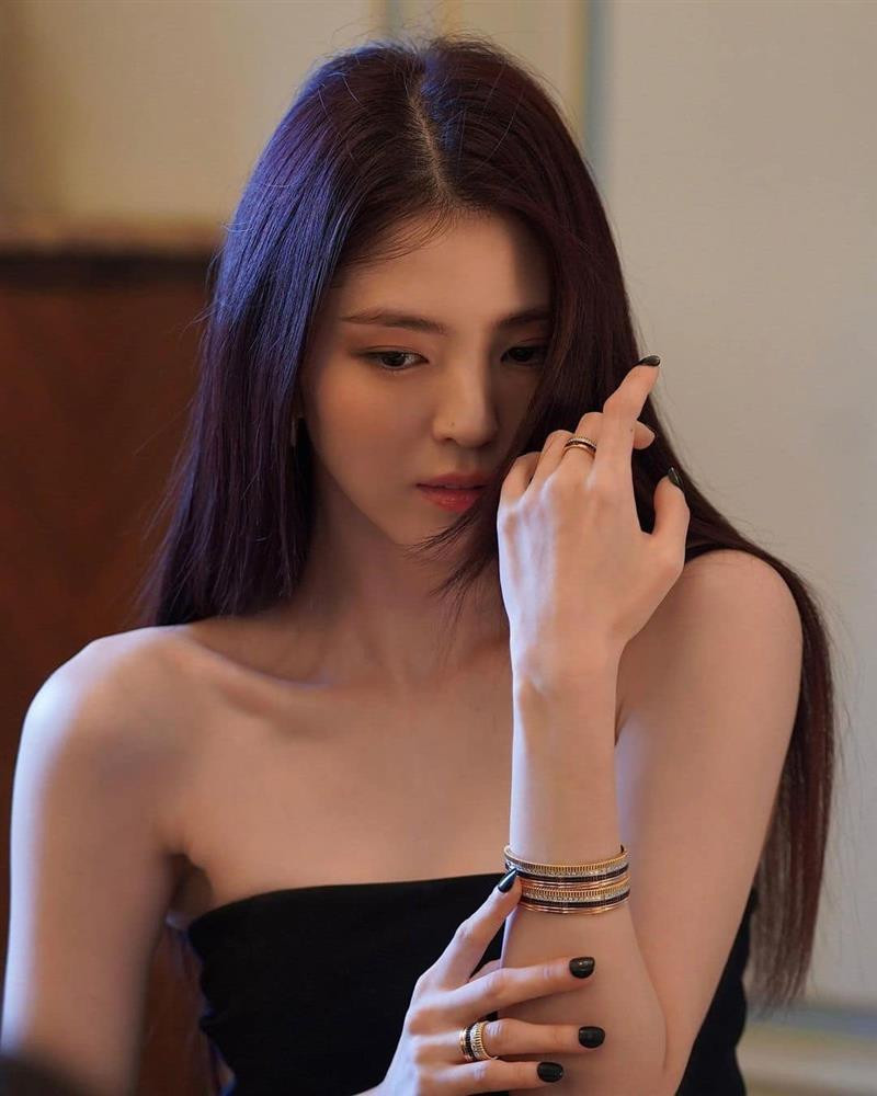 ăm 2021, Han So Hee được đánh giá cao trên màn ảnh khi hoá thân vào hai dạng vai khác nhau trong phim 'Nevertheless' (Dẫu biết) và 'My Name'.