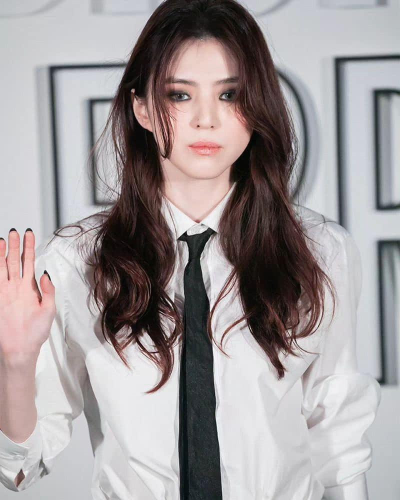 n ào quanh mối quan hệ của Han So Hee và Ryu Jun Yeol khiến tên nữ diễn viên trở thành từ khoá phổ biến trên mạng xã hội. Người đẹp 30 tuổi cũng đang bị cho là 'nói dối' trong mối quan hệ với Ryu Jun Yeol bởi thực tế cô gặp anh trước thời điểm tham gia triển lãm tháng 11/2023 mà nữ diễn viên nhắc tới trong bài chia sẻ sáng 16/3.