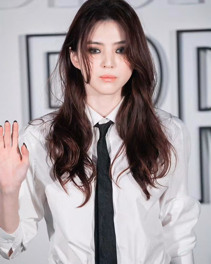 Ồn ào quanh mối quan hệ của Han So Hee và Ryu Jun Yeol khiến tên nữ diễn viên trở thành từ khoá phổ biến trên mạng xã hội. Người đẹp 30 tuổi cũng đang bị cho là 'nói dối' trong mối quan hệ với Ryu Jun Yeol bởi thực tế cô gặp anh trước thời điểm tham gia triển lãm tháng 11/2023 mà nữ diễn viên nhắc tới trong bài chia sẻ sáng 16/3.