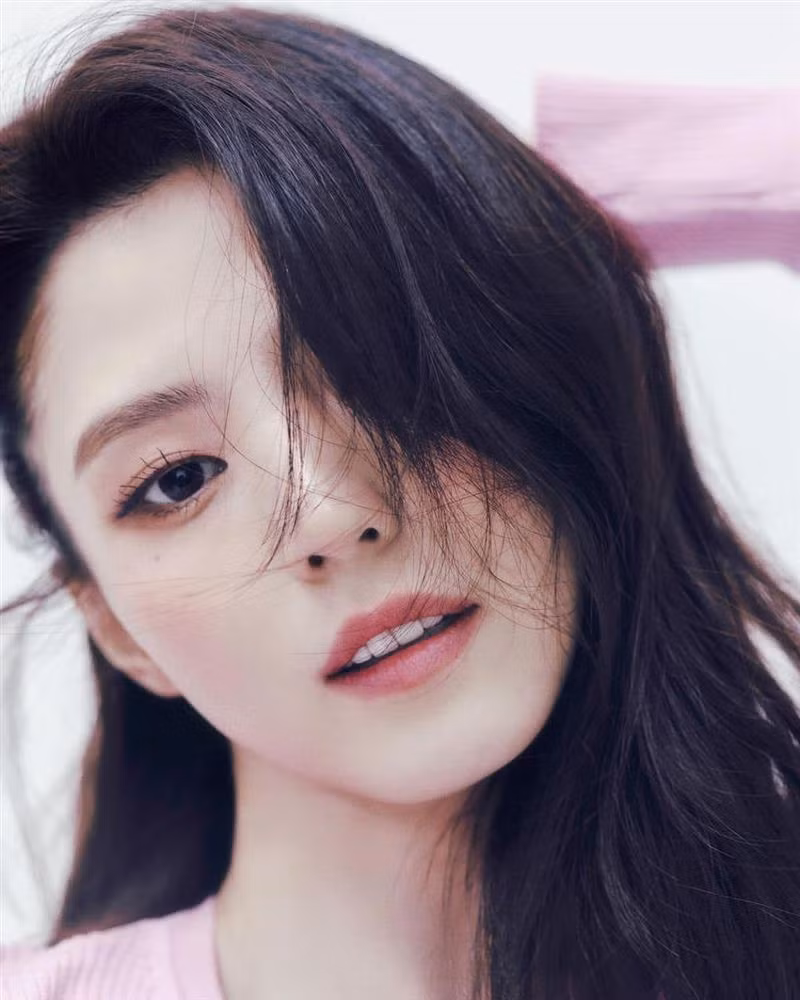 Han So Hee nổi lên từ bộ phim 'Thế Giới Hôn Nhân' nhờ vai tiểu tam bị ghét nhất màn ảnh Yeo Da-Kyung gây sốt màn ảnh năm 2020. Diễn xuất ấn tượng của Han So Hee với gương mặt 'xấc láo' lạnh như băng đã mang đến thành công lớn cho nữ diễn viên với nhiều đề cử và giải thưởng lớn.