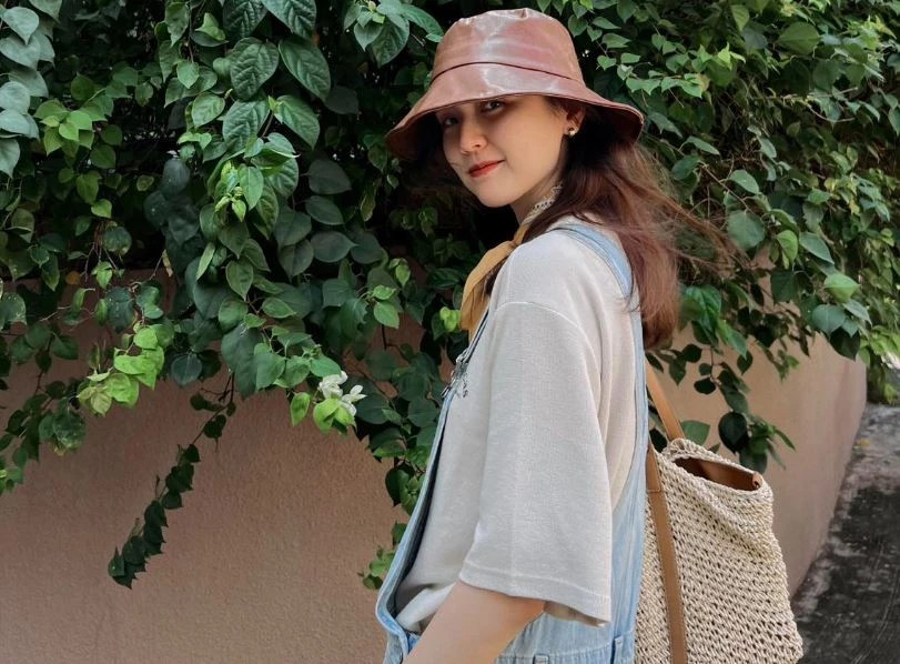 Nhan sac rang ro cua nguoi phu nu dac biet ben canh Son Tung M-TP-Hinh-6