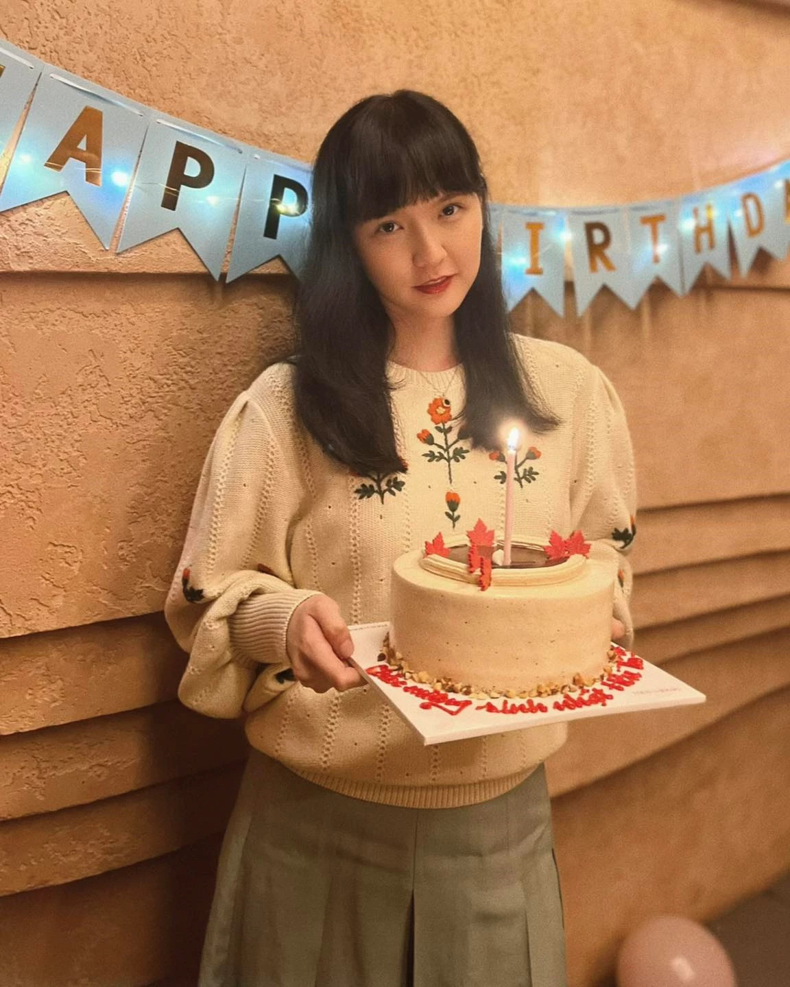 Nhan sac rang ro cua nguoi phu nu dac biet ben canh Son Tung M-TP-Hinh-5