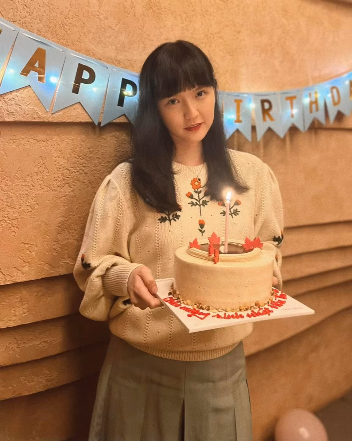 Nhan sac rang ro cua nguoi phu nu dac biet ben canh Son Tung M-TP-Hinh-5