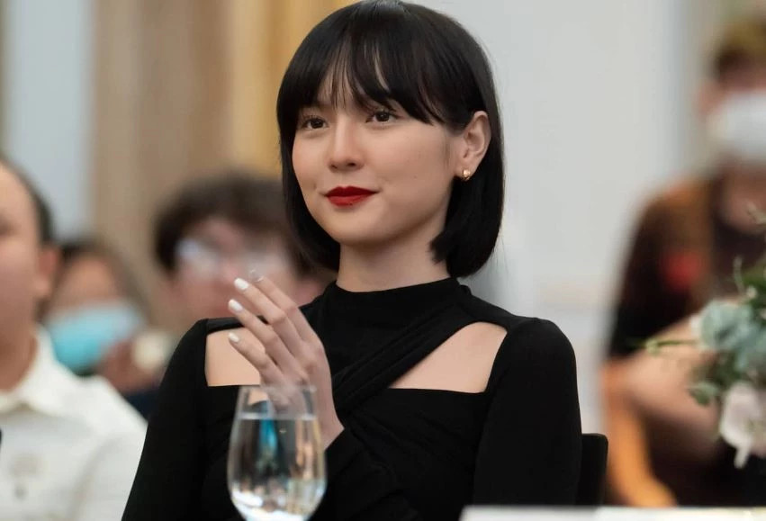 Nhan sac rang ro cua nguoi phu nu dac biet ben canh Son Tung M-TP