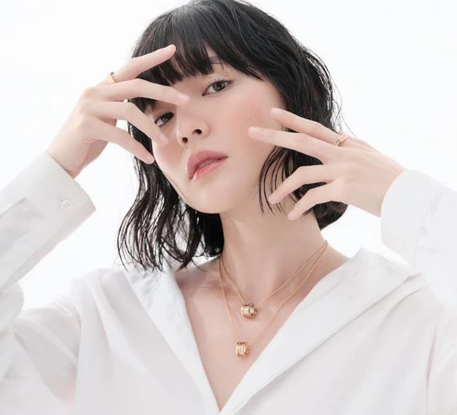 Nhan sac rang ro cua nguoi phu nu dac biet ben canh Son Tung M-TP-Hinh-3