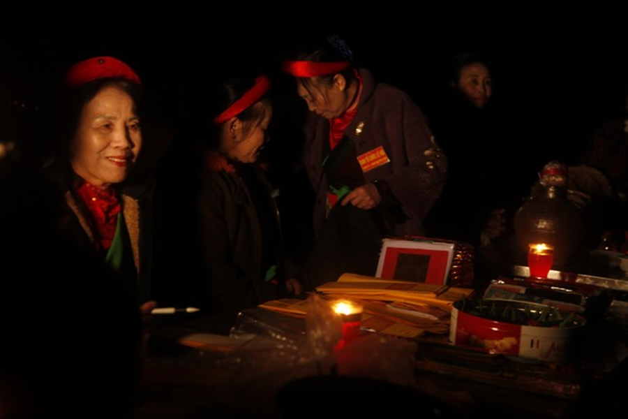 Sau trận chiến, thân nhân của những người lính về tìm kiếm người thân vào dịp Tết Nguyên đán. Dần dần, người dân quan niệm, cửa âm phủ một năm chỉ mở một lần vào đêm mùng 4, rạng sáng mùng 5 tháng Giêng cho người dưới âm lên gặp người thân của mình. Từ đó, phiên chợ Âm Dương ra đời.