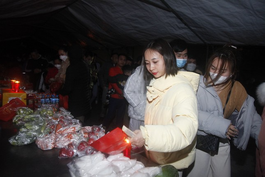 Người đến chợ Âm Dương phần nhiều chỉ để cầu may, không quá quan tâm đến việc buôn bán. Vì thế thường không có những lời mặc cả của người mua hoặc những lời thách giá từ người bán.