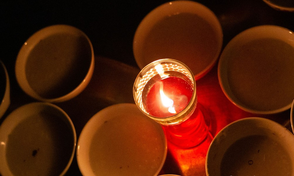 Giữa ngã ba chợ, người ta bày một mâm cháo cúng với ý nguyện cho người âm được no đủ.