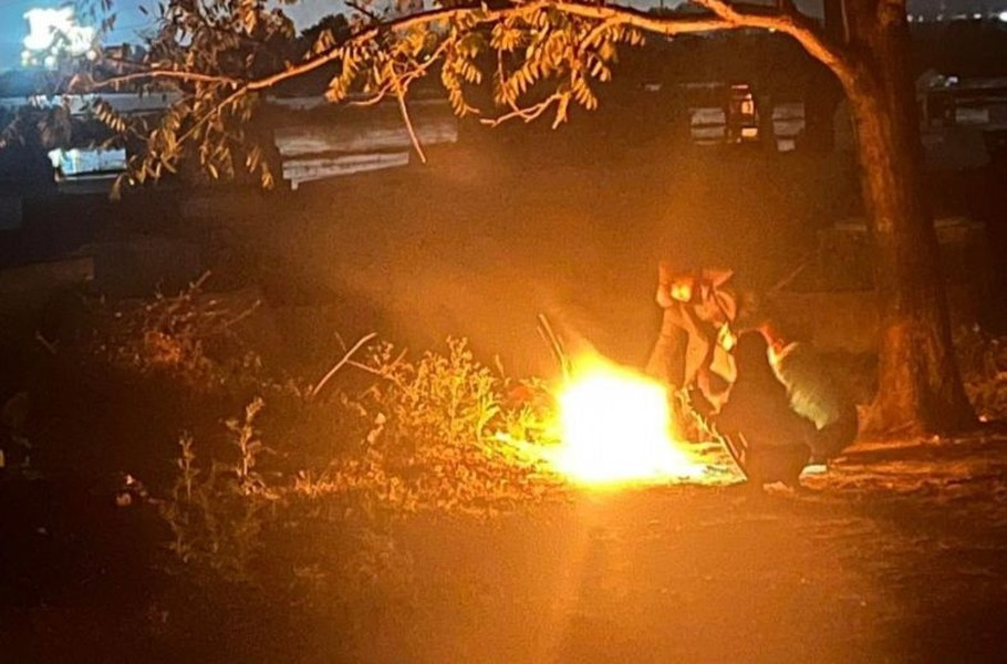 Trong dân gian vẫn quan niệm rằng, hòa trong dòng người đến phiên chợ này sẽ có cả những người thân đã chết, trở về thăm gia đình, bạn bè. Đi chợ cũng là hình thức động viên nhau vượt qua nỗi buồn mất mát người thân.