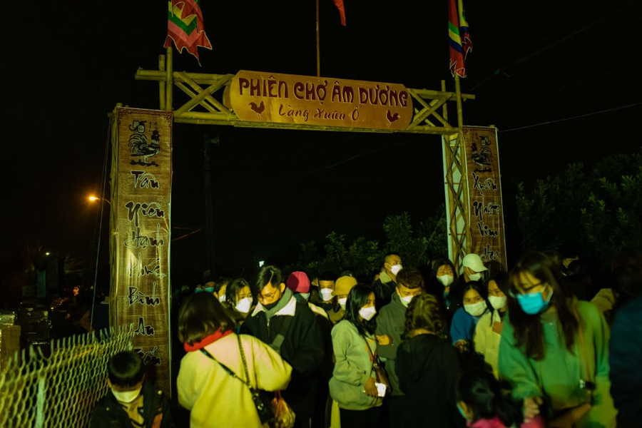  Cứ đến đêm mùng 4, rạng sáng mùng 5 Tết Nguyên đán, tại làng Ó (nay là khu Xuân Ổ, phường Võ Cường, thành phố Bắc Ninh) diễn ra phiên chợ Âm Dương. Chỉ họp duy nhất một lần trong năm.