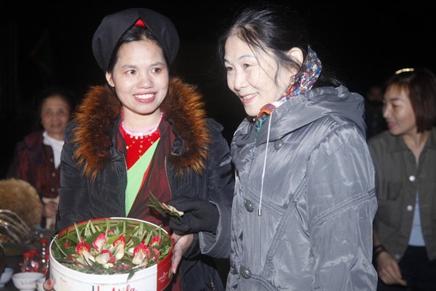 Chợ Âm Dương chủ yếu bán hàng mã, hương dùng để đốt cho người đã khuất, ngoài ra còn bán rượu, trầu cau, muối và hoa quả cúng trên bàn thờ như đu đủ, táo…