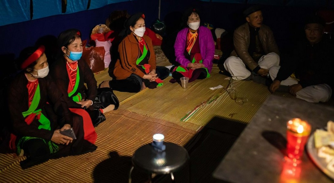 Chợ tan, nhiều người mời nhau uống nước, ăn trầu, hát quan họ. Những người đi chợ trở về đều vui vẻ vì cho rằng đây là dịp làm phúc, thể hiện tâm ý với người đã khuất.