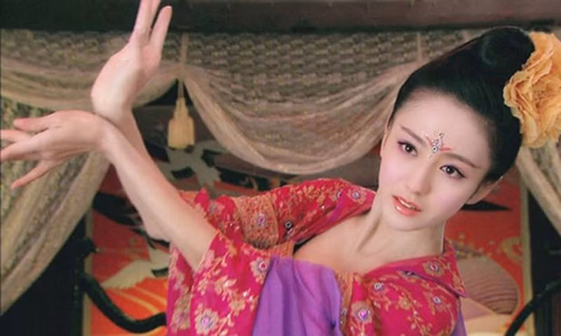 Hoang de nha Han khong con, dot tu tren giuong my nhan la ai?