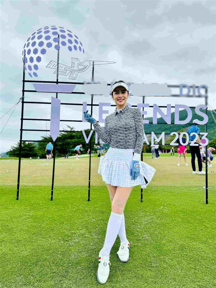 Trước đó hiếm khi Jennifer Phạm chọn diện váy ngắn xuống phố, chỉ trừ những kiểu đồ tập golf được quy định về kích cỡ, độ dài trang phục. Song ở lứa tuổi hiện tại, có thể nói người đẹp là một trong mỹ nhân sở hữu sắc vóc quyến rũ nhất. Phía dưới các bức ảnh mà cô đăng tải, nhiều khán giả để lại bình luận: “Cho mình hỏi sao chị sinh 4 con rồi mà bụng săn chắc quá, không mỡ thừa luôn". Người xem khác chia sẻ: “Jennifer Phạm ngày càng quyến rũ và tài. Cuộc sống viên mãn khiến chị ngày càng trẻ ra". Một cư dân mạng nhắn nhủ: “Đây là cô hoa hậu mà tôi rất yêu thích. Bao nhiêu năm rồi chị vẫn trẻ trung".