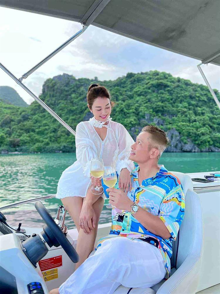 rang phục cô chọn thường mang màu sắc đơn giản, nhã nhặn.