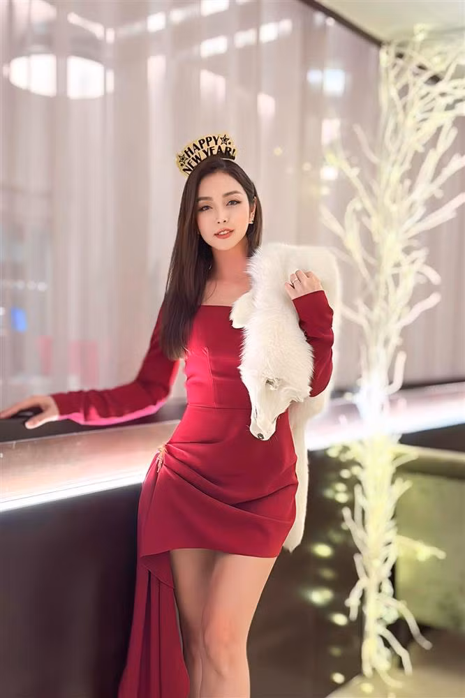 Jennifer Phạm diện váy ngắn chào năm mới, cô khoe trọn vẹn đôi chân trắng nõn. Vóc dáng cuốn hút, vẻ ngoài gợi càm đến mức nhiều khán giả không tin đây là sắc vóc của bà mẹ 4 con.