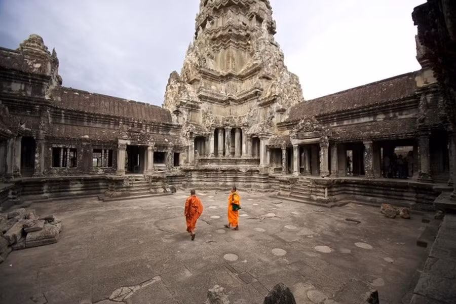 Angkor Wat (Campuchia): Đền được xem là công trình tưởng niệm tôn giáo đơn lẻ lớn nhất thế giới, có diện tích hơn 400 km vuông. Ngôi đền chính được xây từ năm 1113 đến 1150 bởi vua Suryavarman II và ngày nay xuất hiện trên cờ của Campuchia.